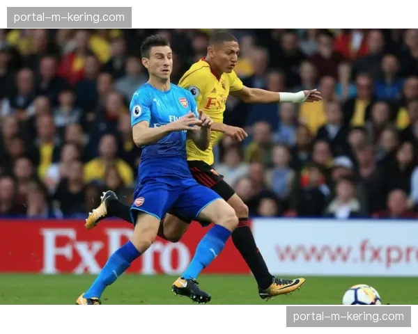 法国业余足球联赛“周末杯”决赛在巴黎举行，前国脚埃弗拉现场开球