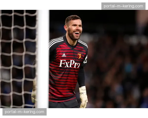 特写：37岁的沃特福德门将本·福斯特，在替补席上见证球队成功保级