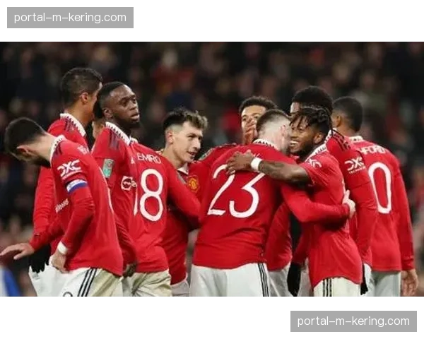 老特拉福德罕见一幕：利兹联球迷庆祝40年来客场首胜曼联